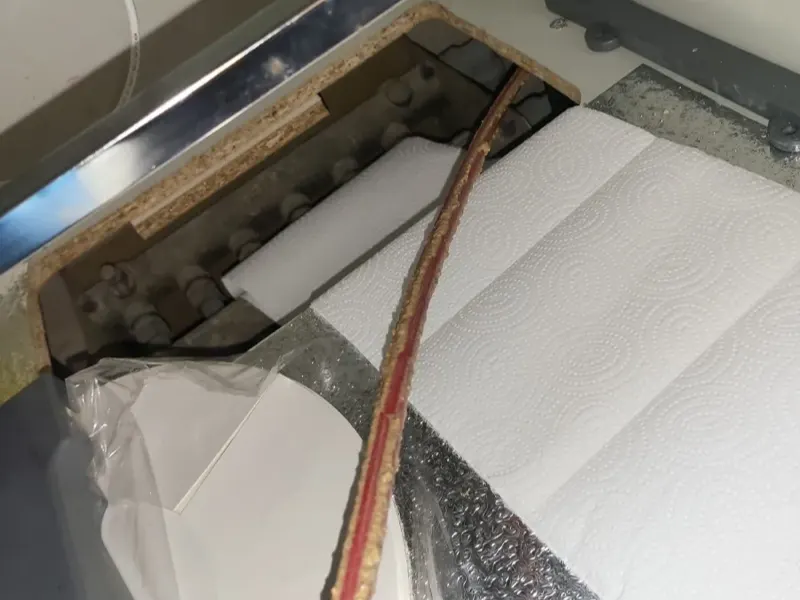 정읍 싱크대 하부장 바닥을 열고 스프링을 넣는 모습