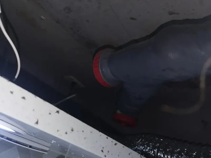 정읍 벽 안으로 이어지는 배수관 이음부